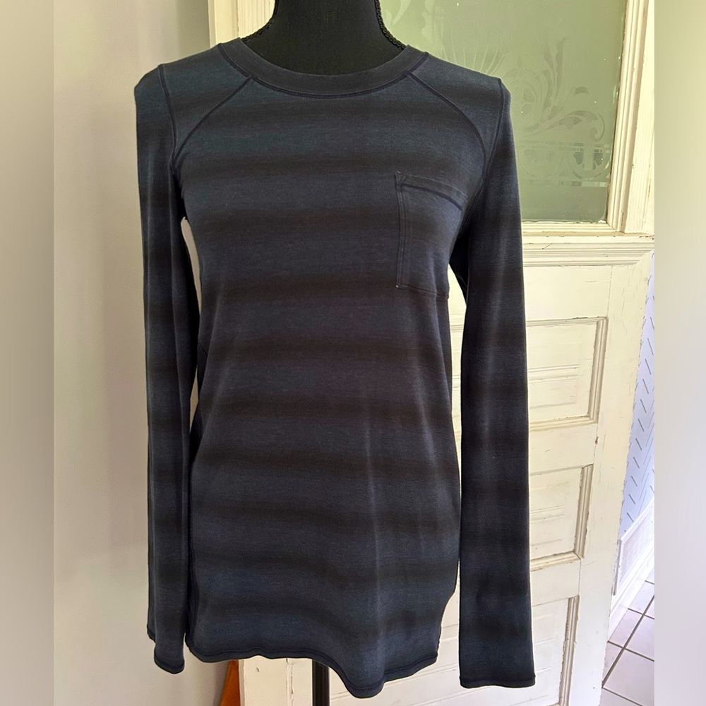 Lululemon women’s ombré stripe warm up shirt